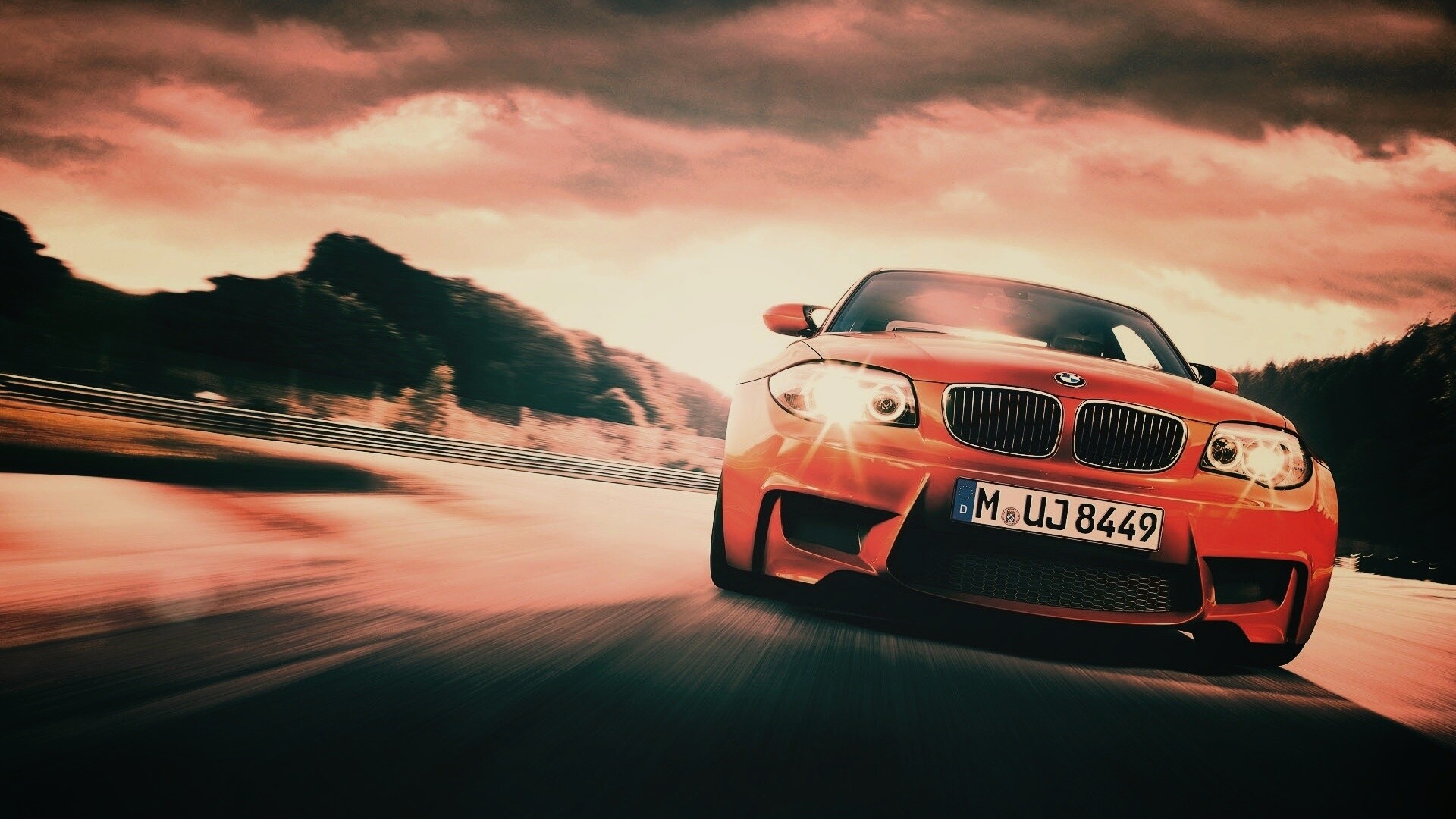 Оранжевый BMW M1 Coupe на треке обои