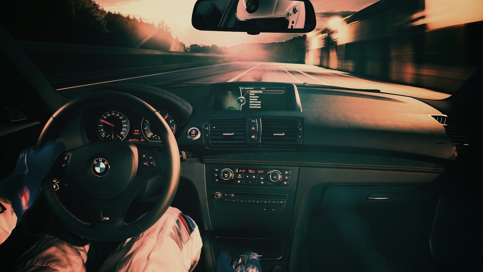 За рулём BMW обои