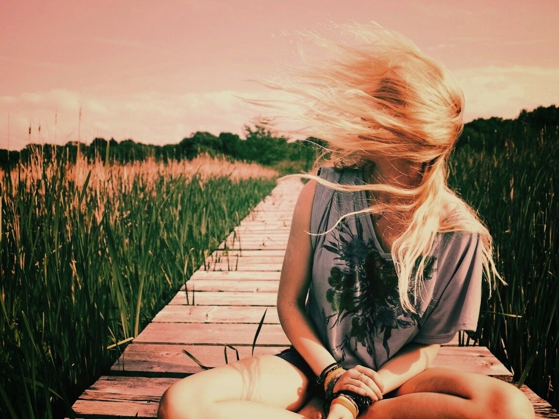 Девушка и ветер обои