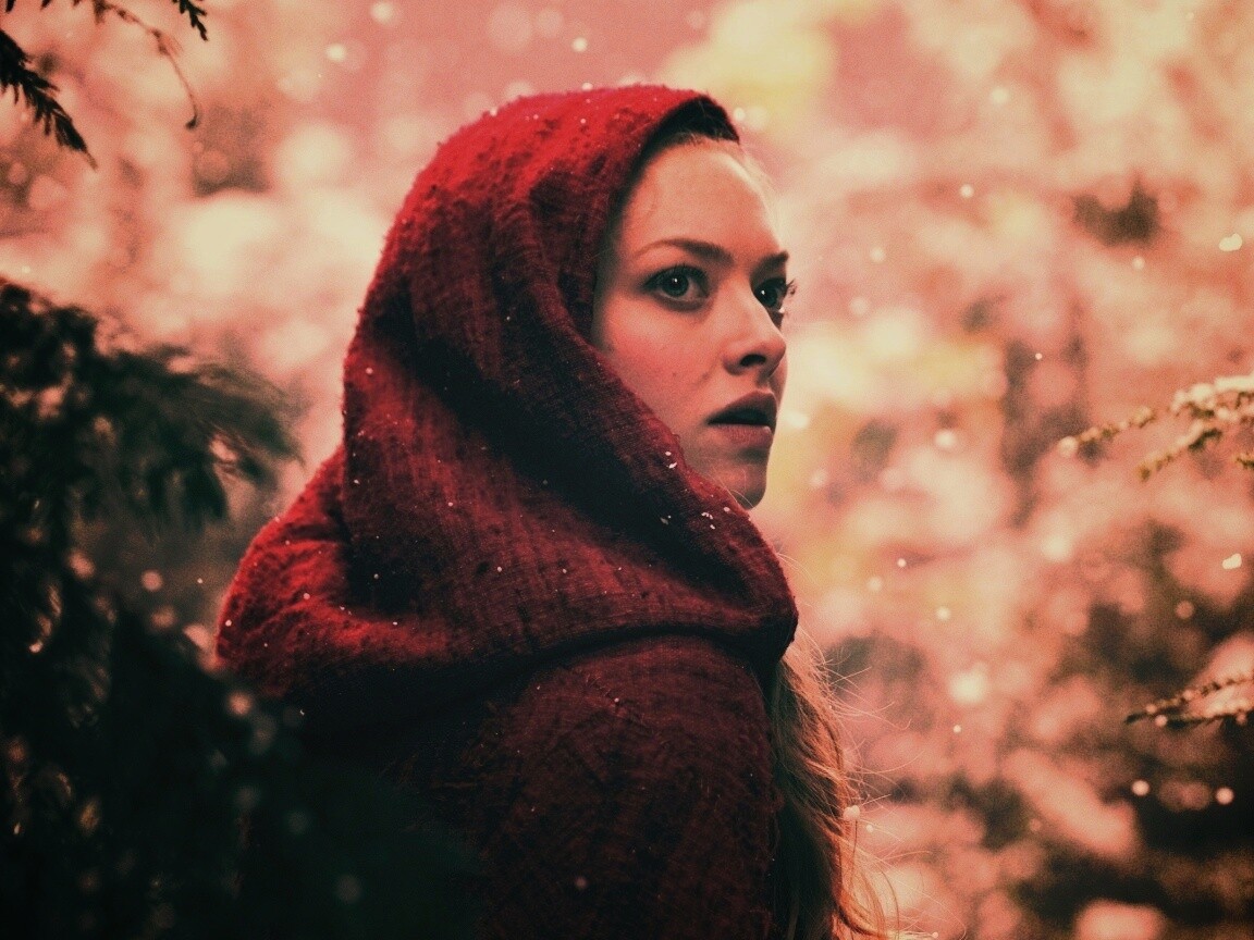 Amanda Seyfried in Red Riding Hood обои