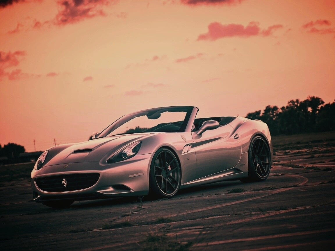 Ferrari на взлетном поле обои