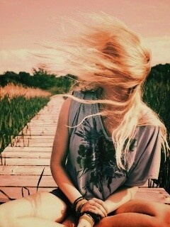 Девушка и ветер обои