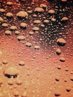 Капли воды на поверхности стекла обои