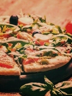 Свежая пицца с рукколой обои