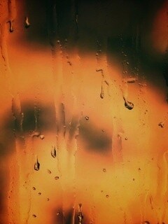 Текущая по стеклу вода обои