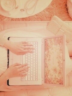 Девушка с ноутбуком vaio обои
