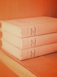 Книги на полке обои