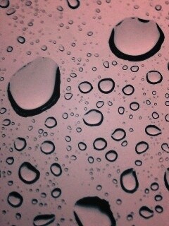 Капли воды на синем стекле обои
