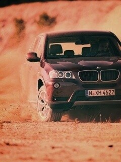 Кроссовер BMW в заносе обои