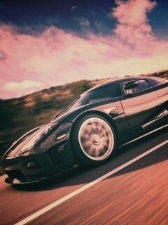 Автомобиль Koenigsegg мчится по трассе обои