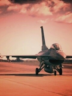 Истребители f16 Falcon на взлетной полосе обои