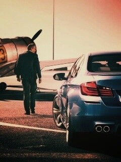 BMW F10 M5 на аэродроме обои