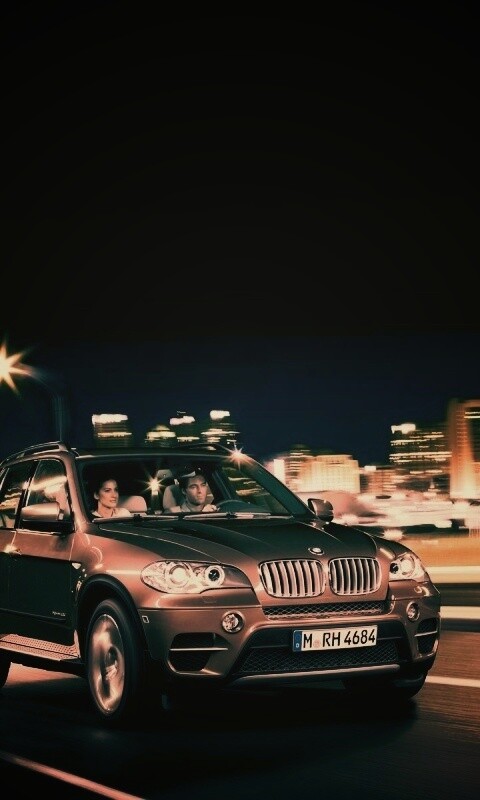 Пара в BMW X5 обои