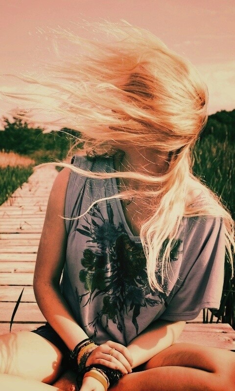 Девушка и ветер обои