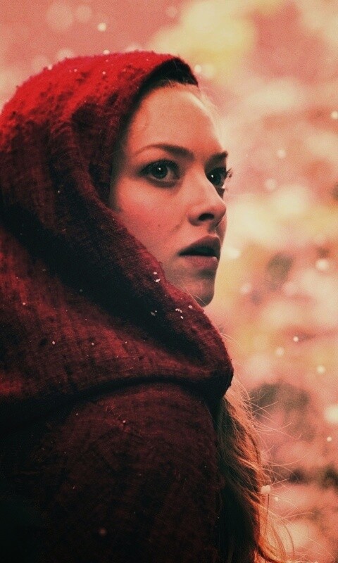 Amanda Seyfried in Red Riding Hood обои