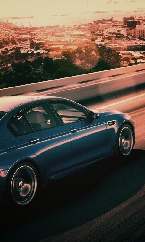 BMW F10 M5 на скоростной автостраде обои
