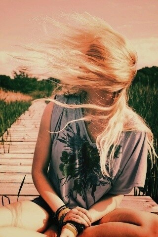 Девушка и ветер обои