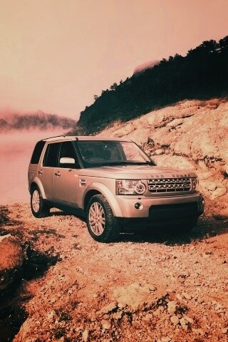 Range rover в горах у реки обои