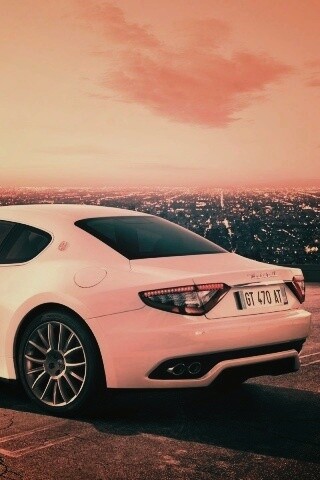 Maserati Granturismo на фоне города обои