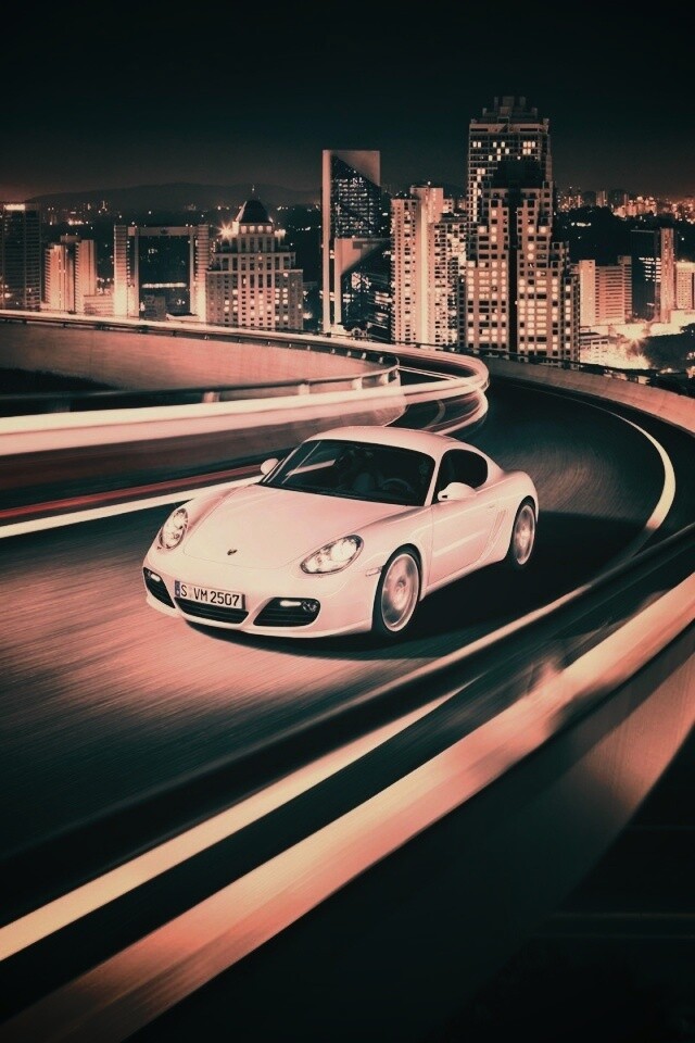 Черный и белый Porsche на автомагистрале. обои