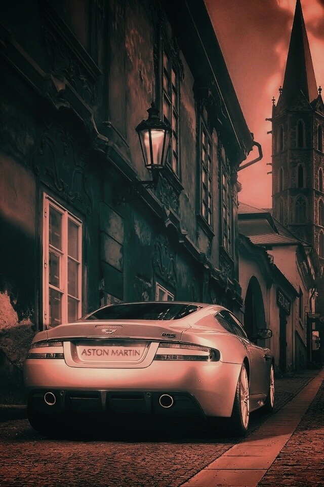 Aston Martin в старинном городе обои