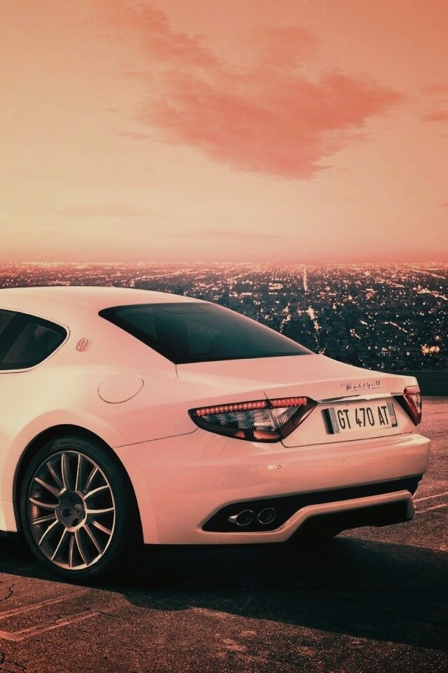 Maserati Granturismo на фоне города обои