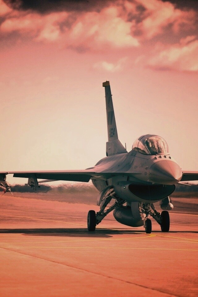 Истребители f16 Falcon на взлетной полосе обои