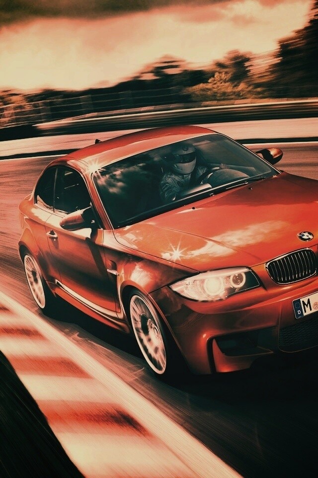 Гонщик за рулем BMW M1 обои