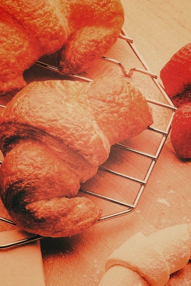 Круассаны с клубникой обои