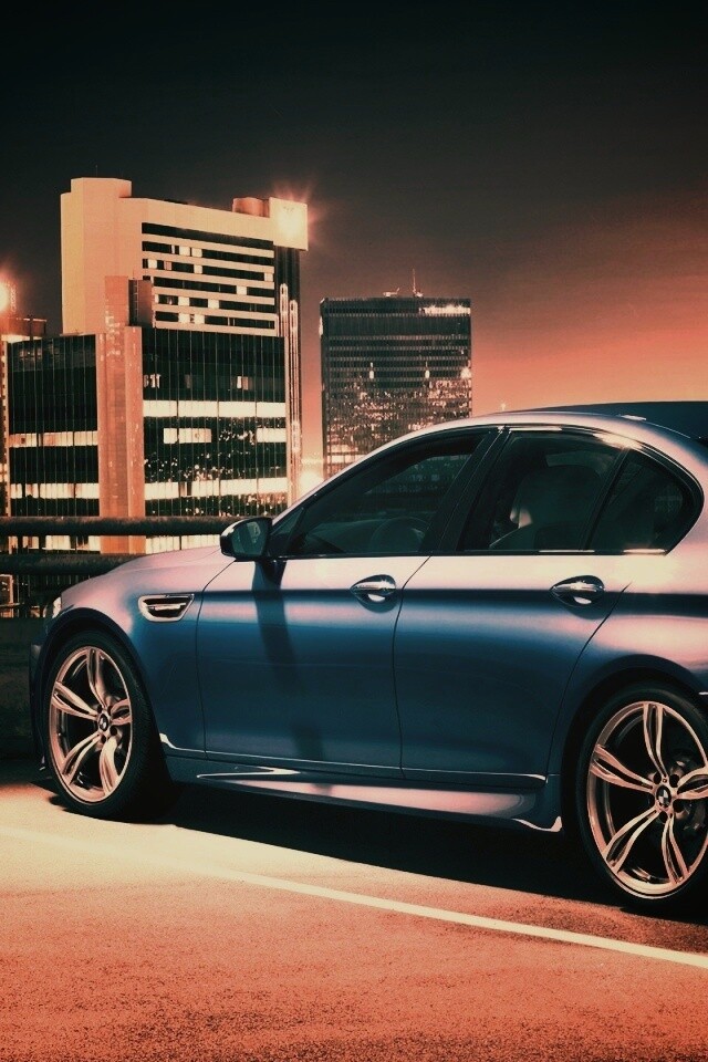 BMW F10 на городской парковке обои