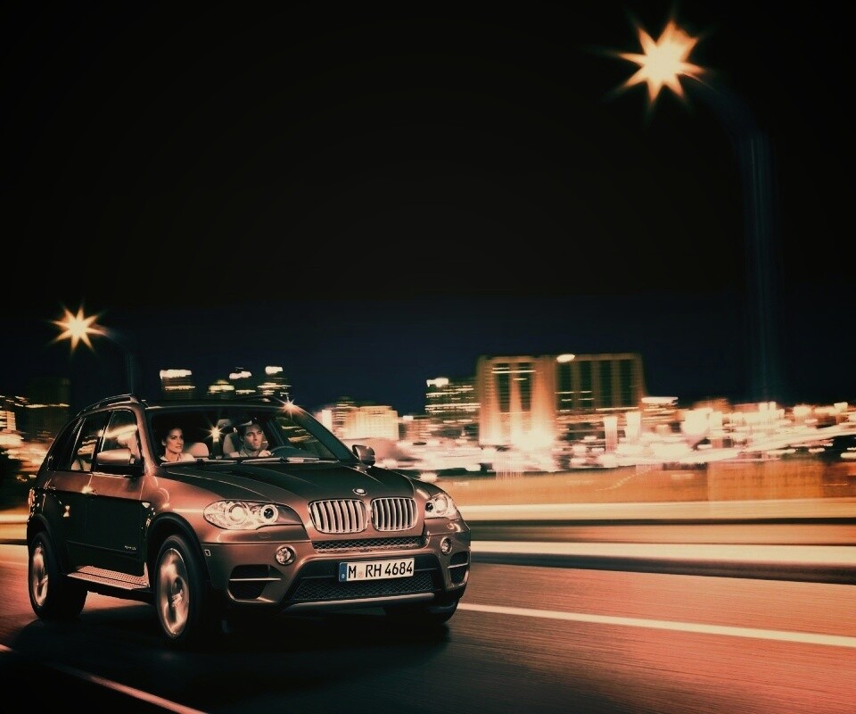 Пара в BMW X5 обои