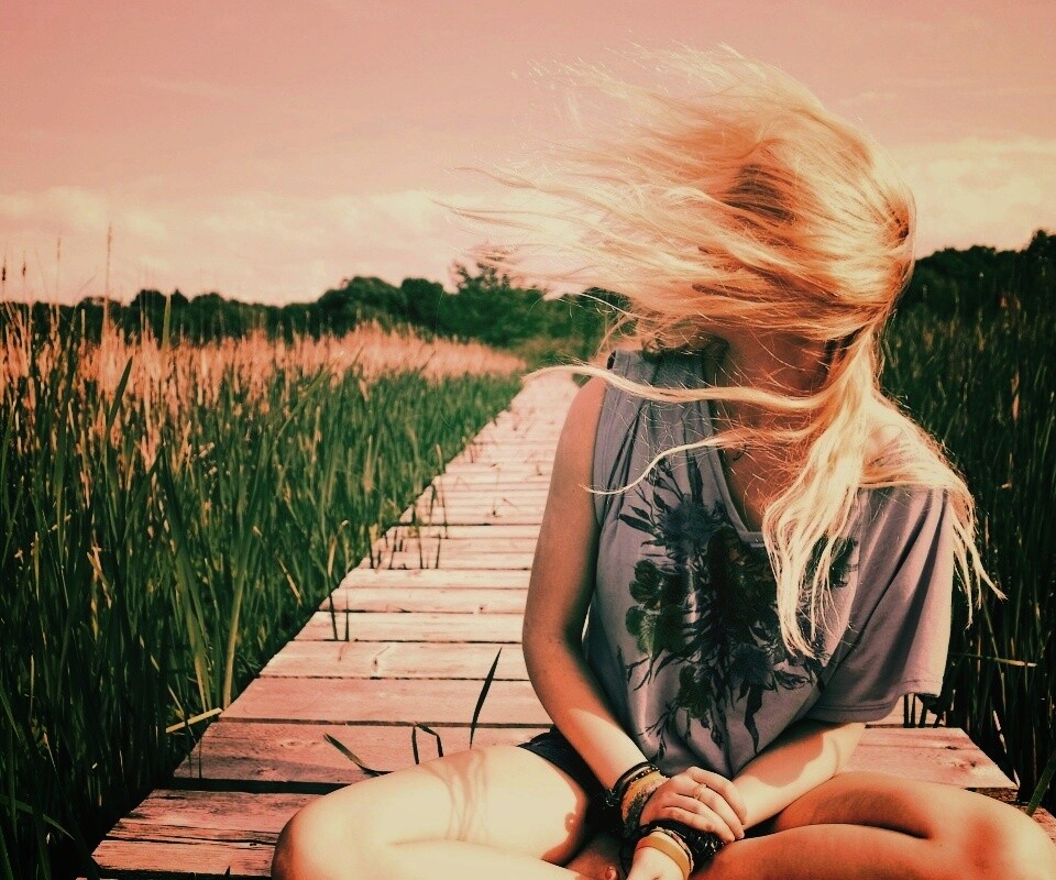 Девушка и ветер обои