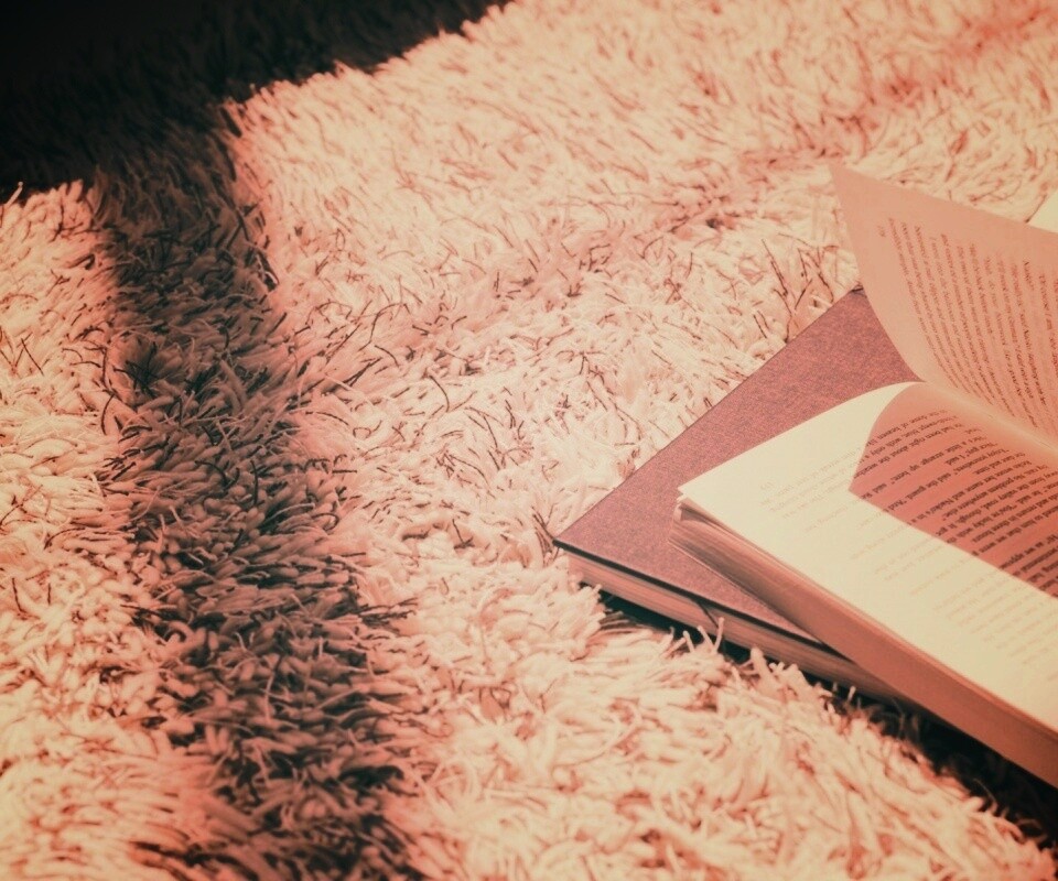 Книга на полу обои