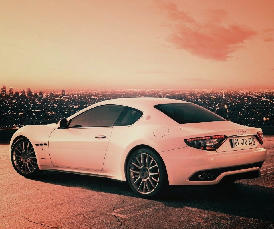 Maserati Granturismo на фоне города обои