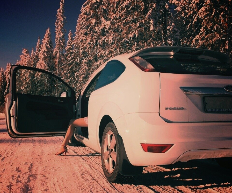 Девушка выходит из Ford Focus обои