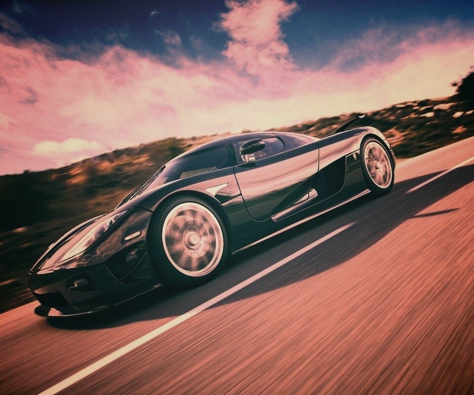 Автомобиль Koenigsegg мчится по трассе обои