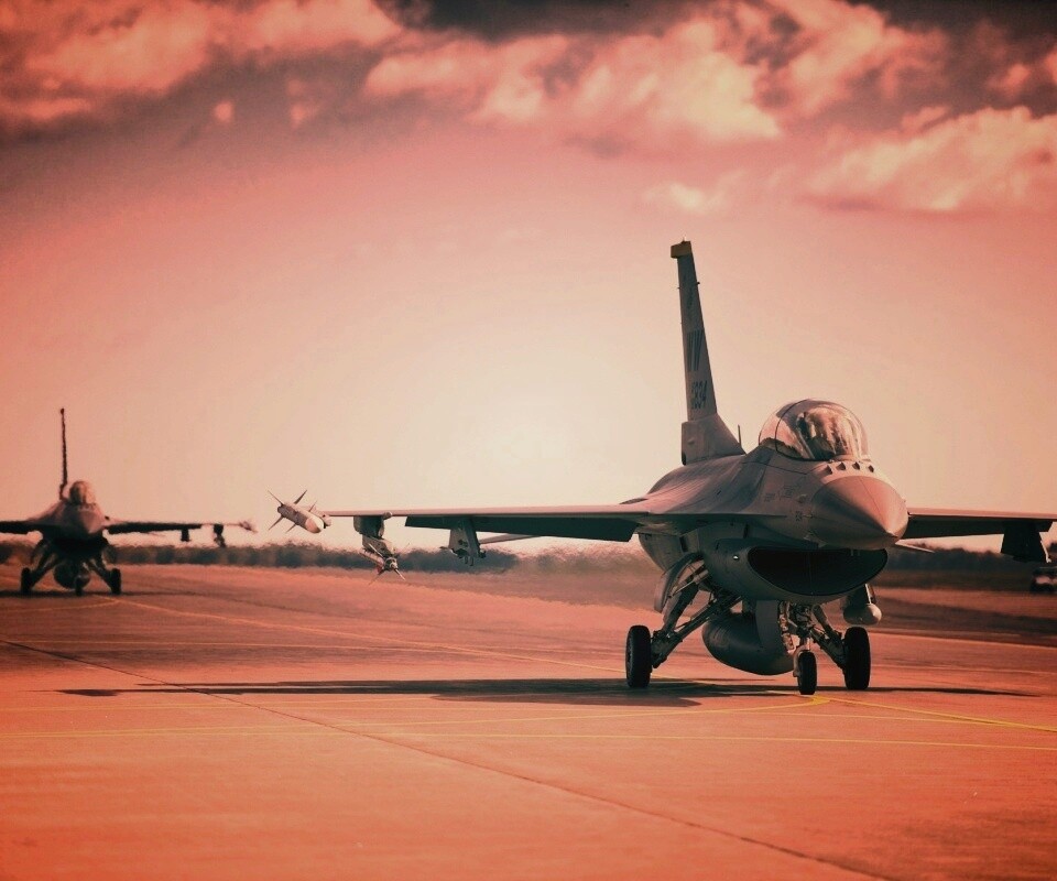 Истребители f16 Falcon на взлетной полосе обои