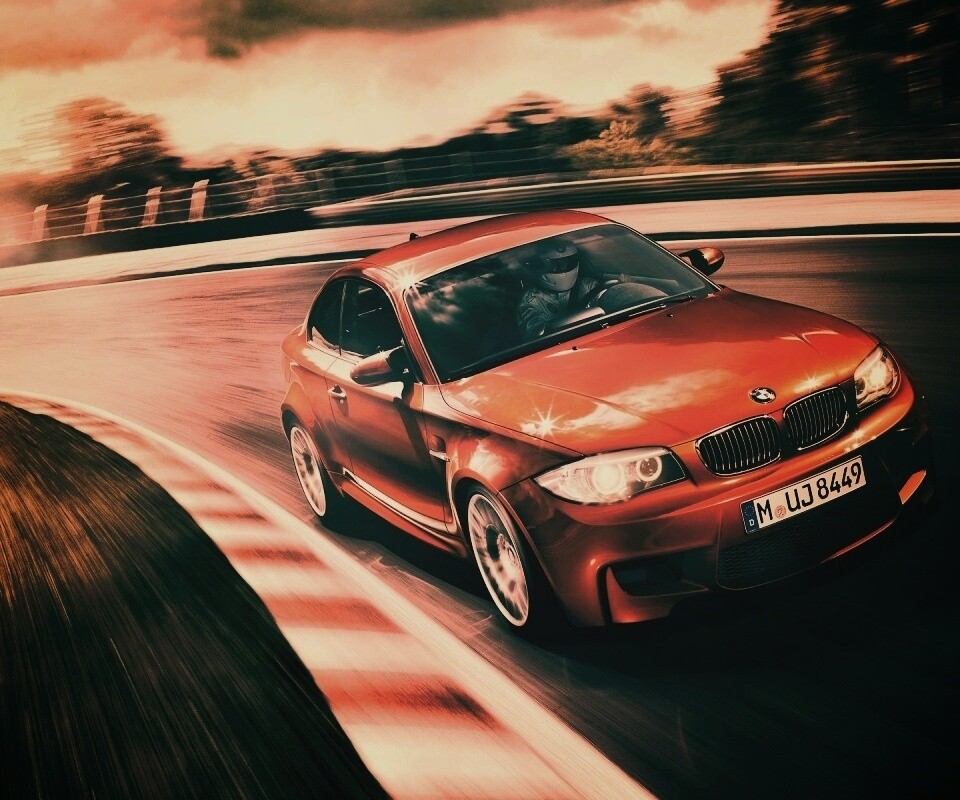 Гонщик за рулем BMW M1 обои