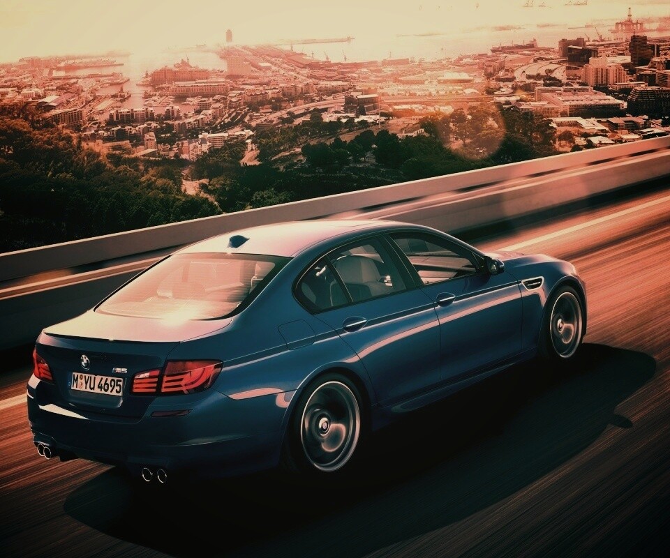 BMW F10 M5 на скоростной автостраде обои