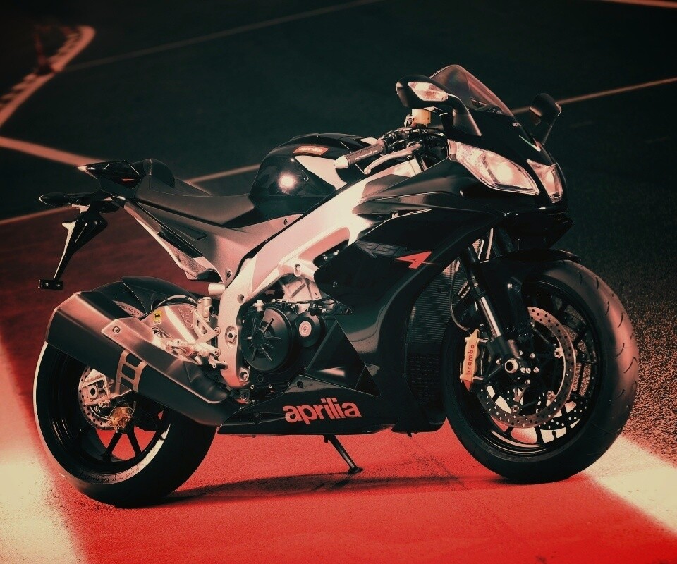 Aprilia на треке обои