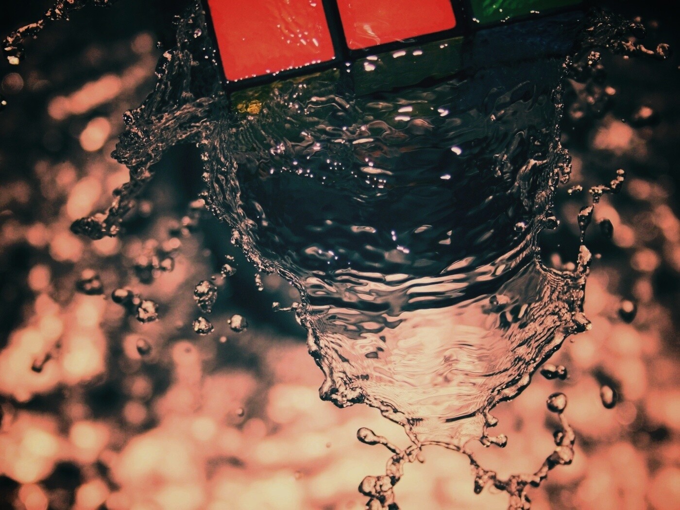 Кубик рубика в воде обои