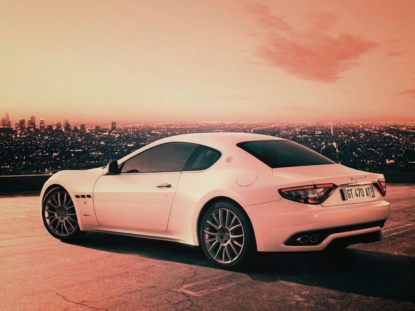 Maserati Granturismo на фоне города обои