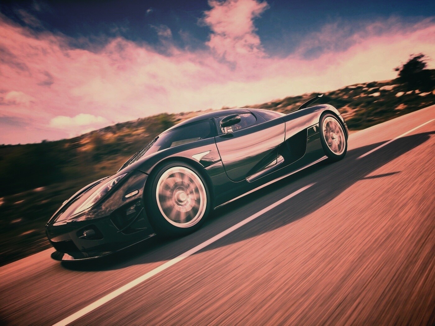 Автомобиль Koenigsegg мчится по трассе обои