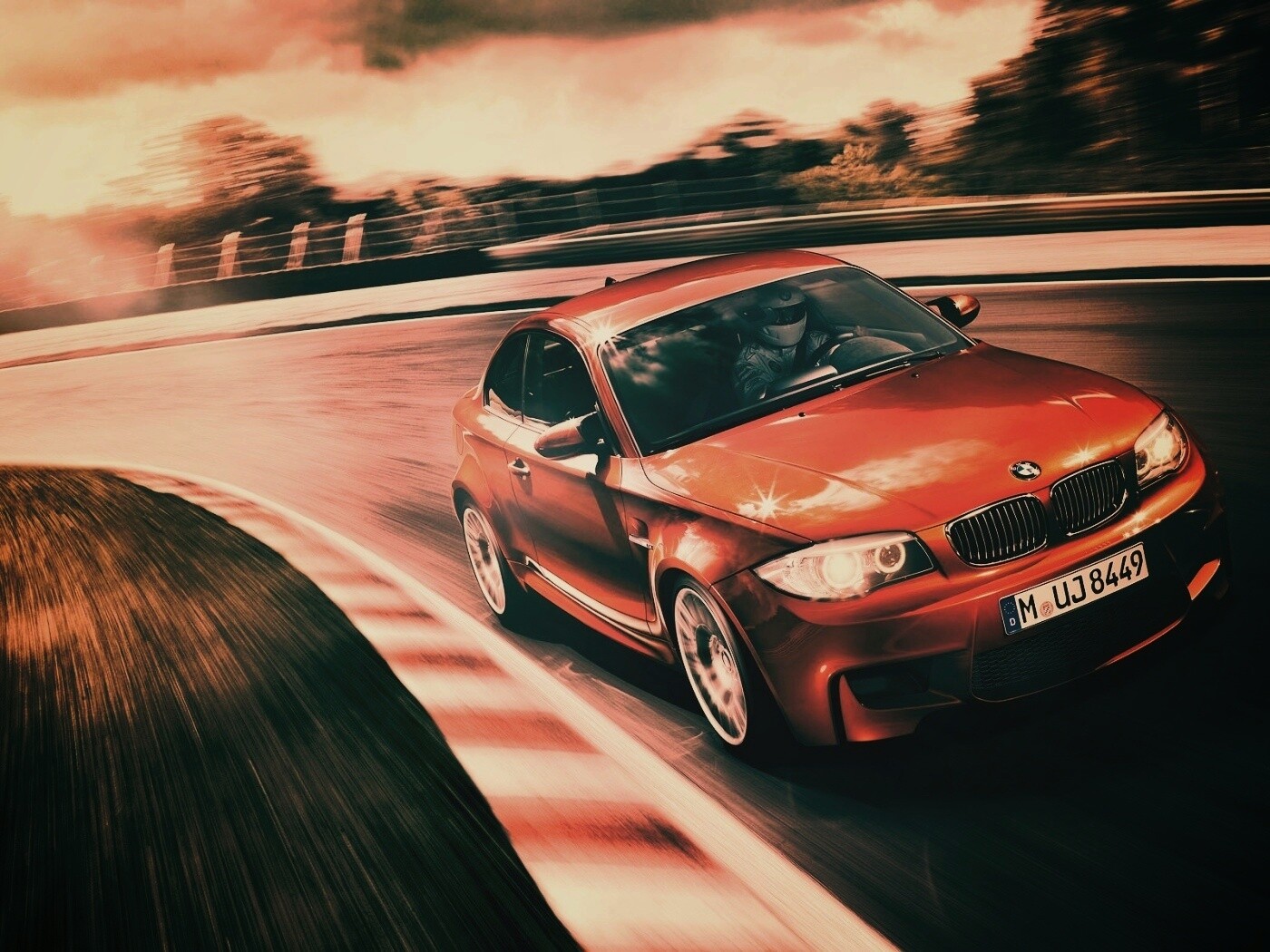 Гонщик за рулем BMW M1 обои