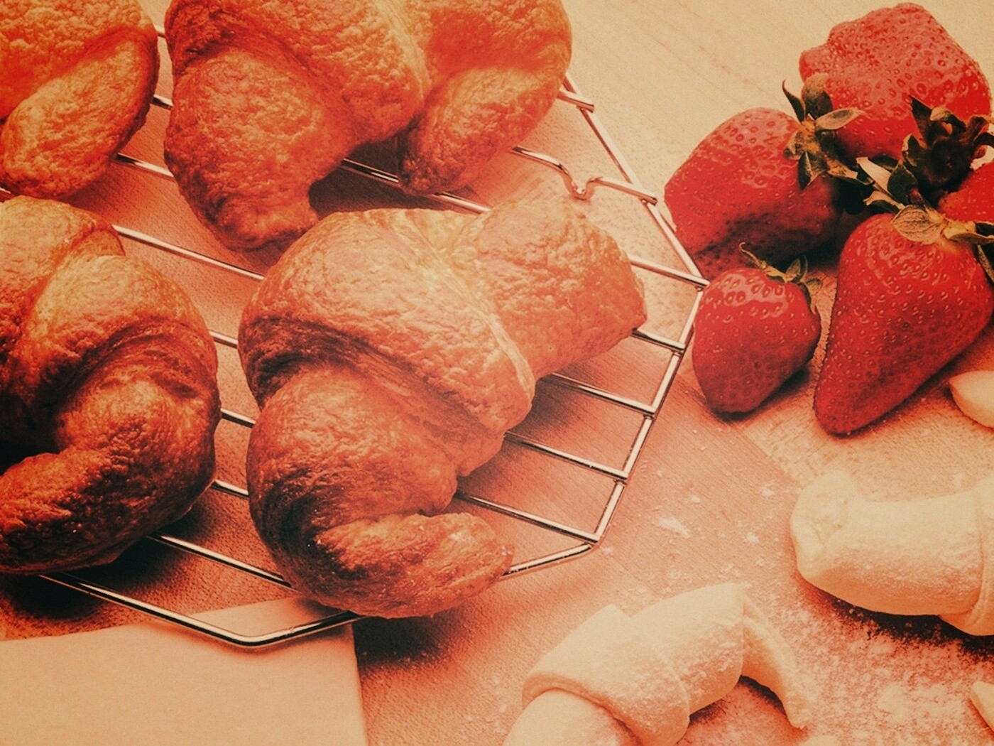 Круассаны с клубникой обои