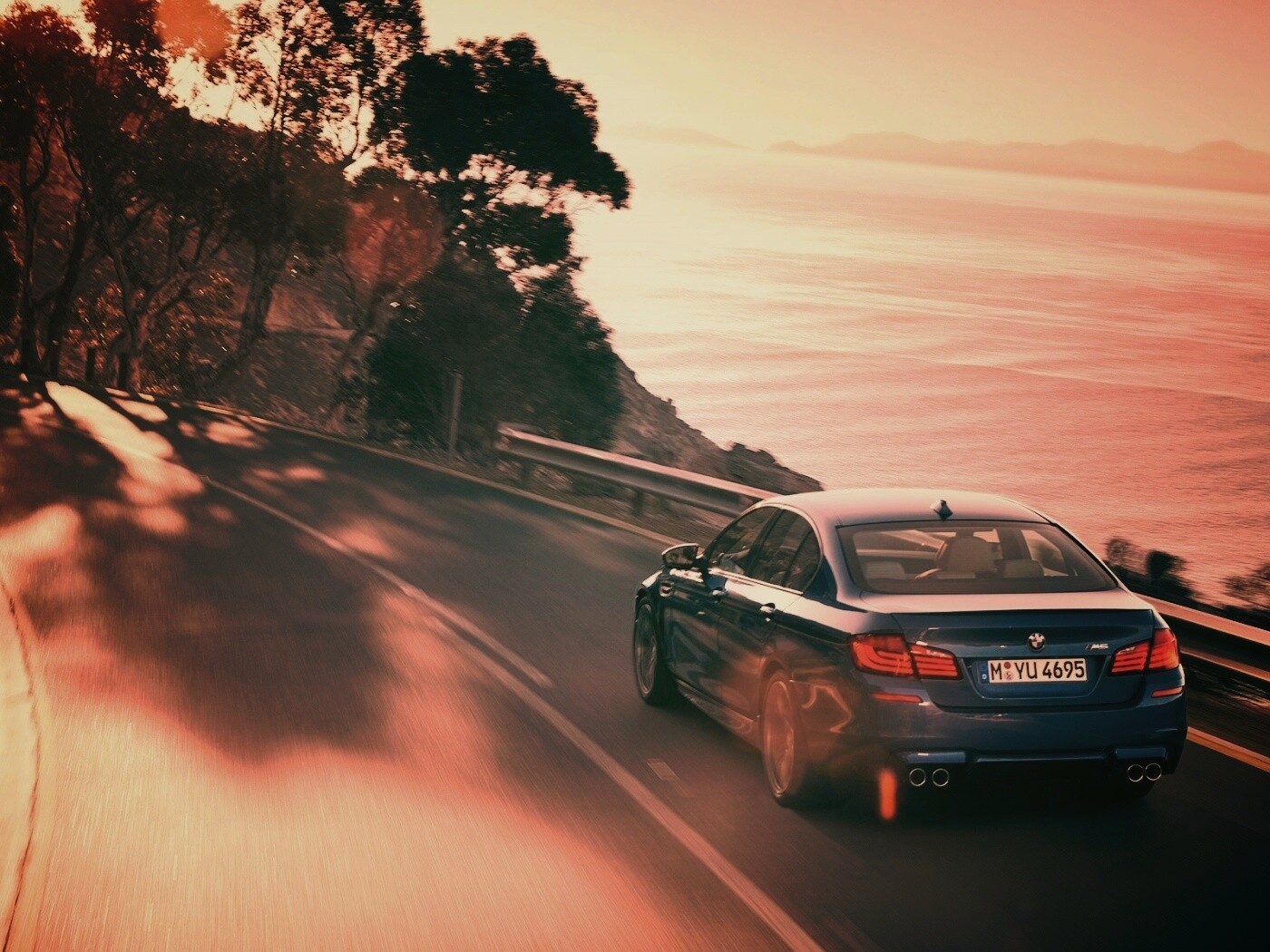 BMW F10 на горной дороге  обои