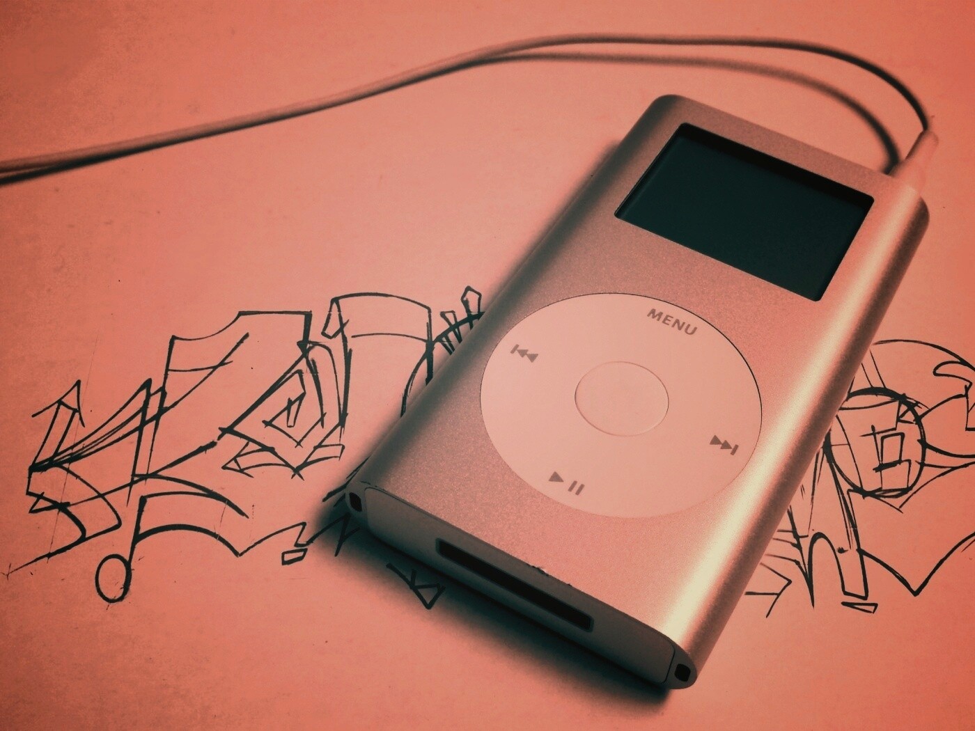 iPod на лиске с граффити обои