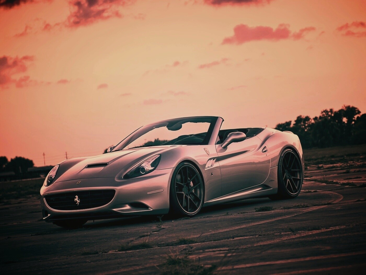 Ferrari на взлетном поле обои