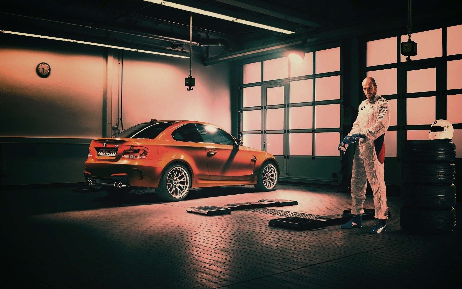 Гонщик и BMW M1 в гараже обои
