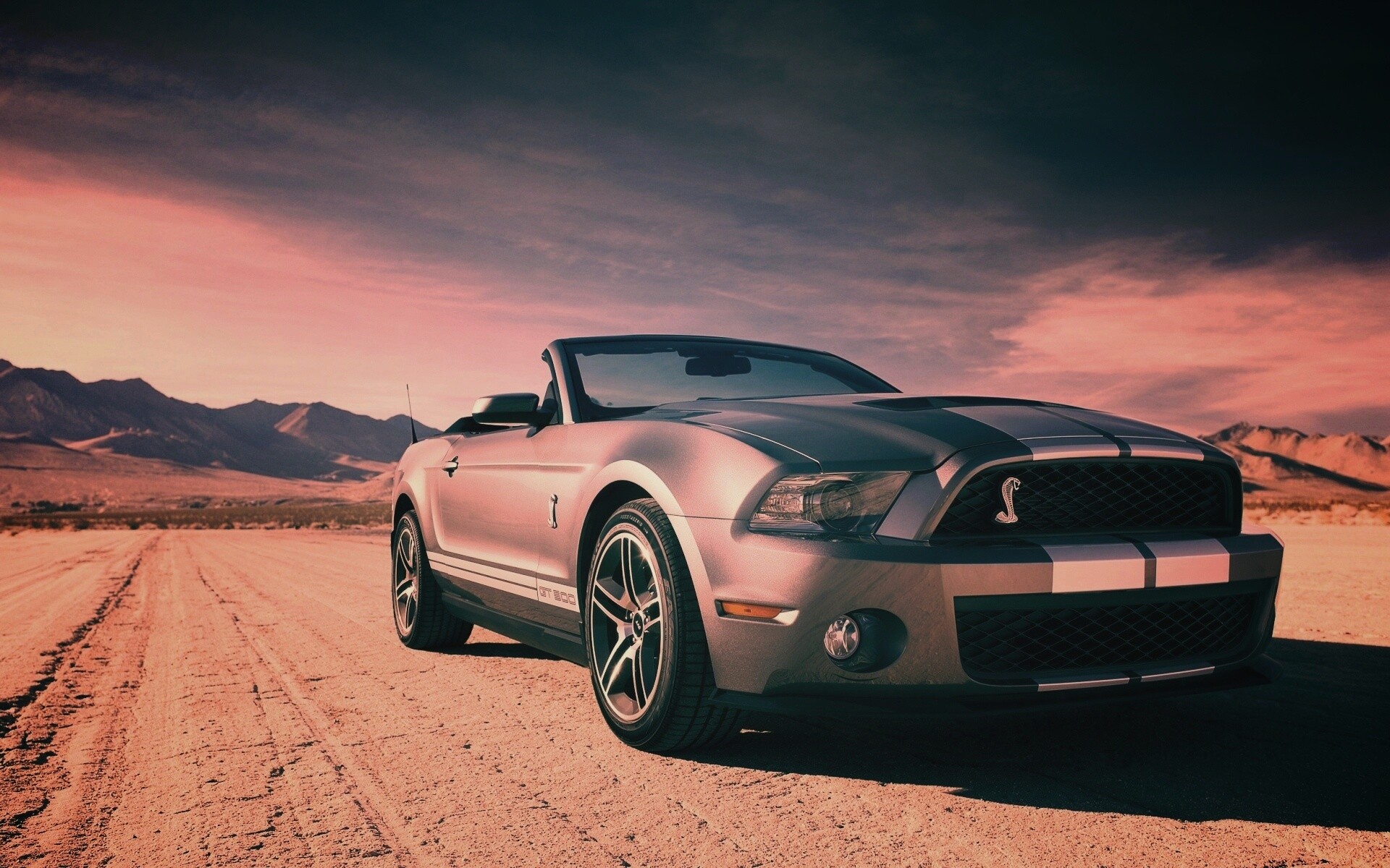 Ford Mustang на фоне гор обои